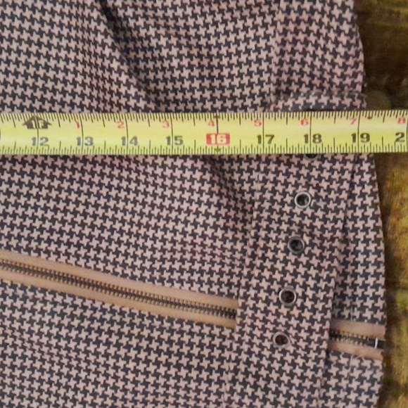 Black and Tan Houndstooth Blazer With Belt - Picture 6 of 7